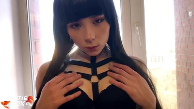 Kuuma ruskeaverikkö imee syvälle ja herkästi naidaan rahaa vastaan