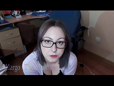 ❤️ Seksikäs tyttö lasit päässä imee dildoa syvälle kameraan ️❌ Seksivideo at us ❌❤