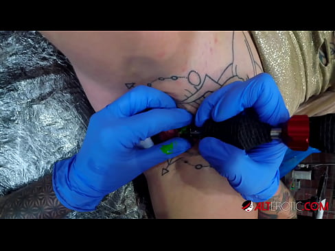 ❤️ Äärimmäisen tatuoitu hottie Sully Savage sai tatuoinnin klitorikseen ️❌ Seksivideo at us ❌❤